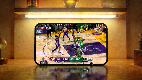 画中画小窗中NBA常规赛湖人队对阵凯尔特人队的实时比赛画面