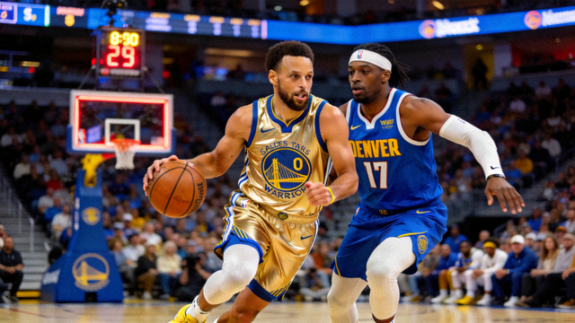 NBA常规赛金州勇士队对阵丹佛掘金队的比赛画面