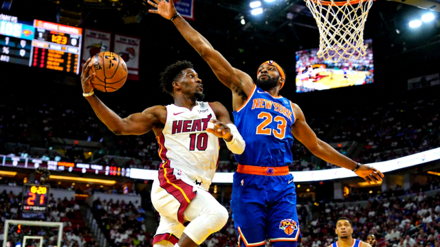 NBA常规赛迈阿密热火队对阵纽约尼克斯队的比赛画面